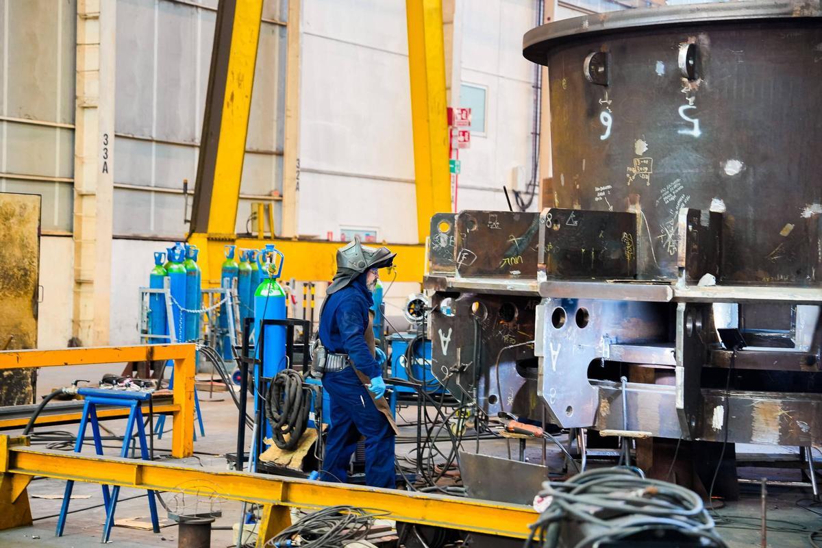 Un operario de Citic Censa trabajando en una de las grandes piezas de la calderera de O Porriño