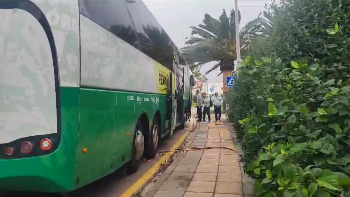 Autocar del Córdoba CF en Sanlúcar de Barrameda, en medio del temporal, este domingo.