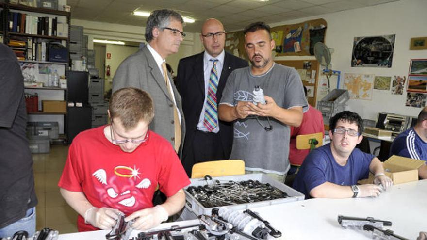 El delegat del Govern -a l&#039;esquerra- durant una visita al centre.