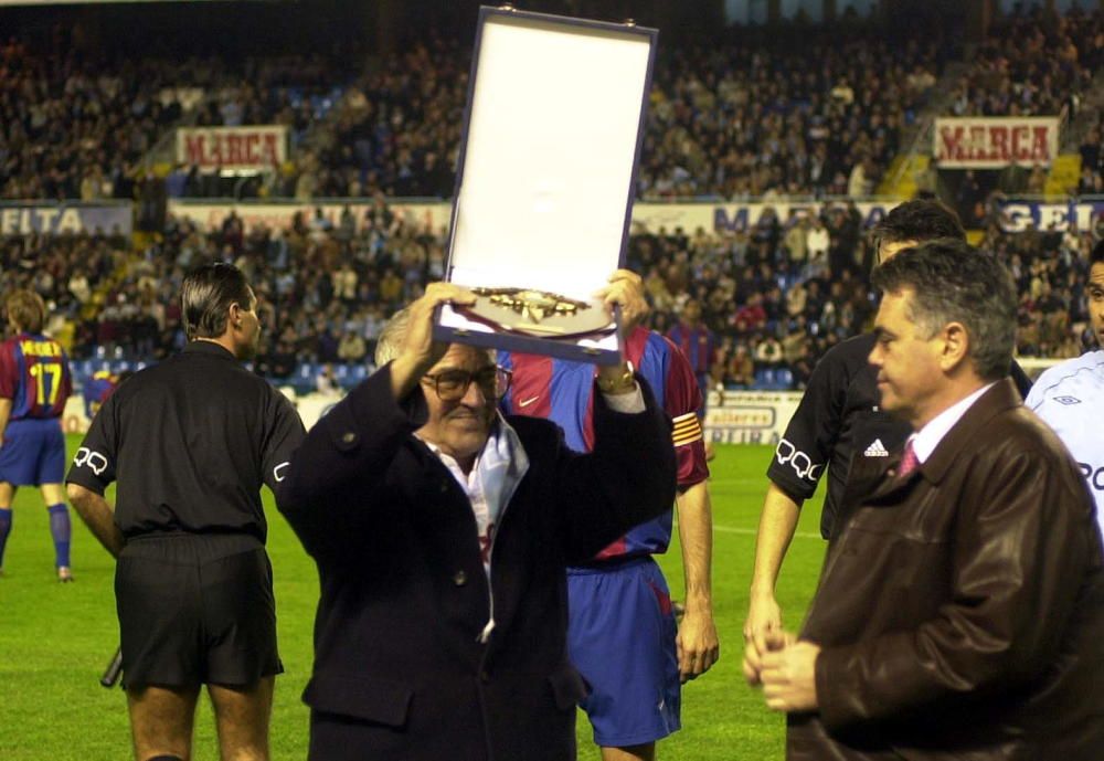 Horacio Gómez, presidente del Celta, le entrega una placa con el escudo del club