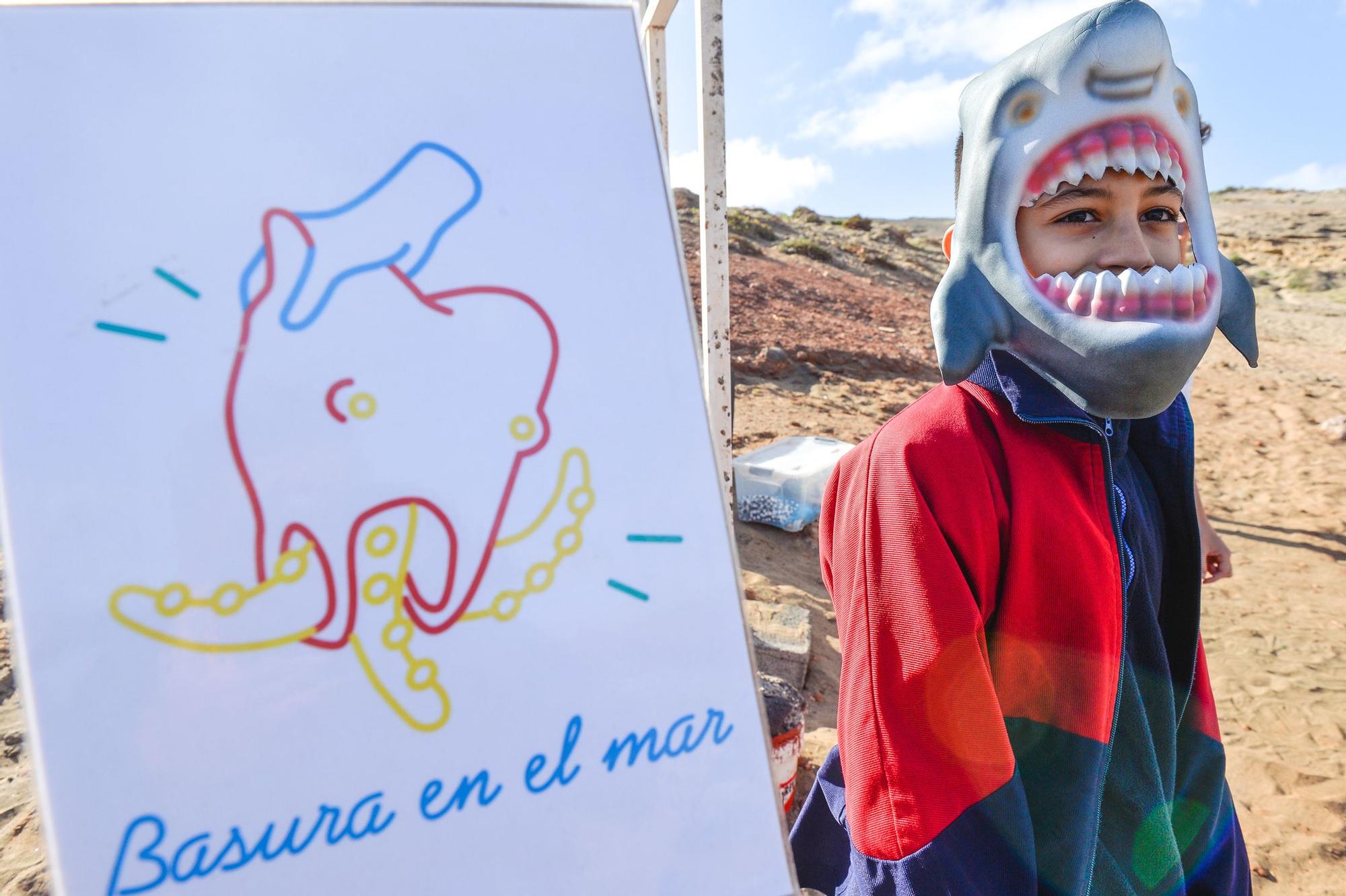 Los alumnos del Saulo Torón limpian la playa de Aguadulce