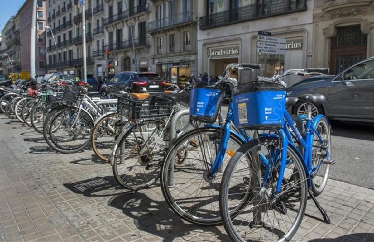 zentauroepp38604677 barcelona  25 06 2017 bicicletas aparcadas en la calle pelai170525191256