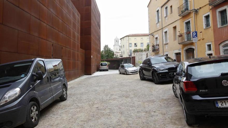 Cotxes aparcats a l&#039;accés a la plaça del Pallol