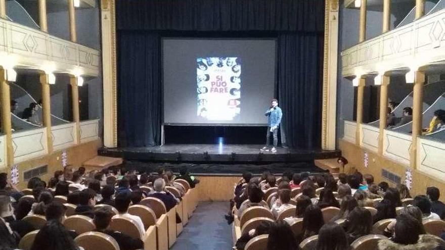 El público disfruta de un evento cultural celebrado en el Teatro.