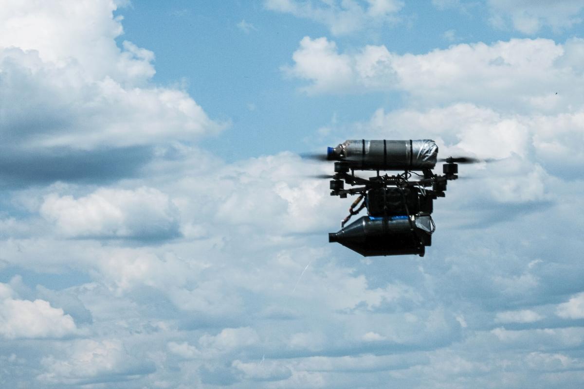 Un dron de fibra óptica operado por el Ejército de Ucrania.