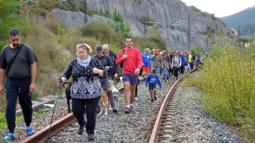 Marcha por la antigua línea del ferrocarril entre Pontevedra y Arcade para pedir la vía verde. // G. Santos