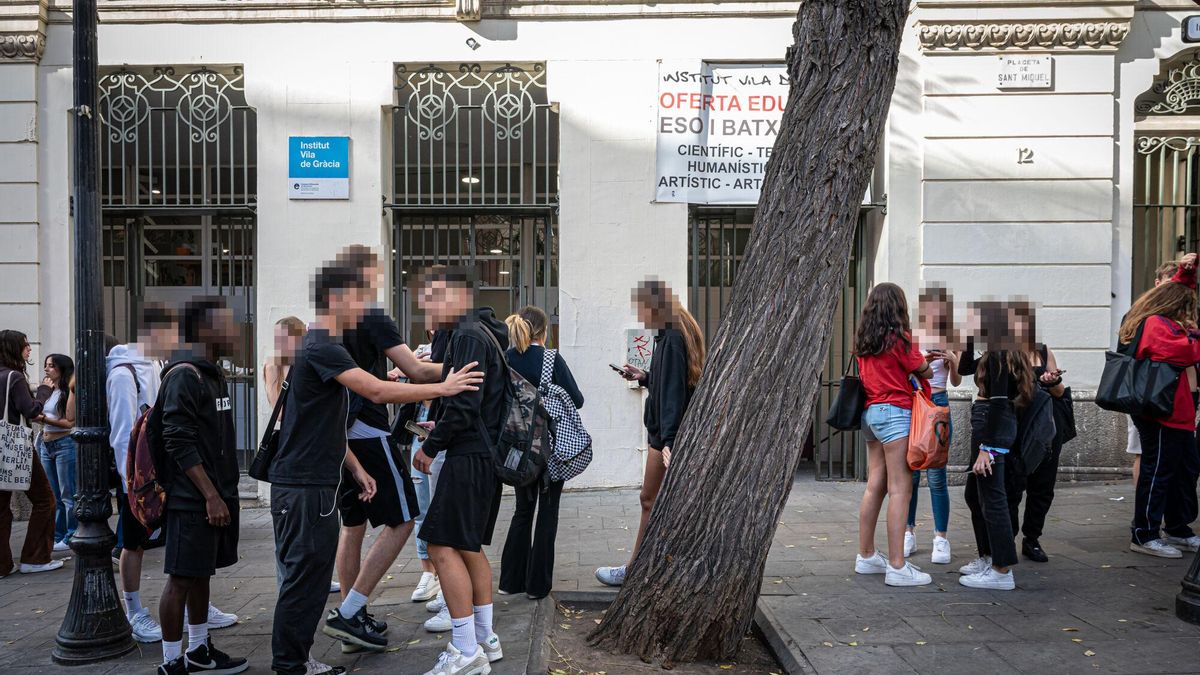 Adolescentes a la salida del instituto Vila de Gràcia, el viernes a las 15h. AUTOR: MANU MITRU