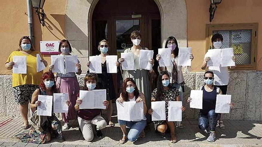 Una representación de las &#039;escoletes&#039;, en la entrega de la carta al ayuntamiento de Marratxí.