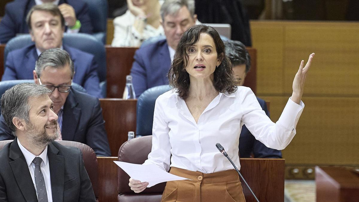 AYUSO REGULARIZACIÓN MIGRANTES | Ayuso llevará a los tribunales el planteamiento «xenófobo» de contar los idiomas cooficiales en la regularización de migrantes