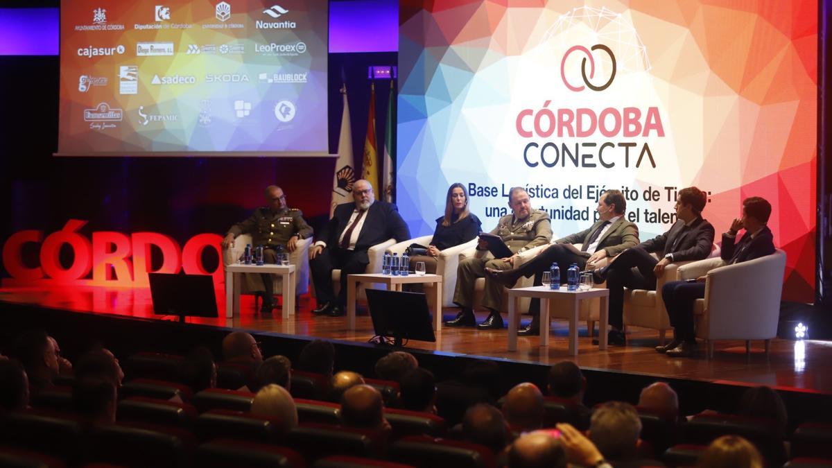 El coronel Gabriel Cercenado, Sebastián Ventura, Isabel García Lovera, el general Ruiz Alonso, Miguel Ángel Tamarit, Pablo Server y Carlos Martín, durante el diálogo.