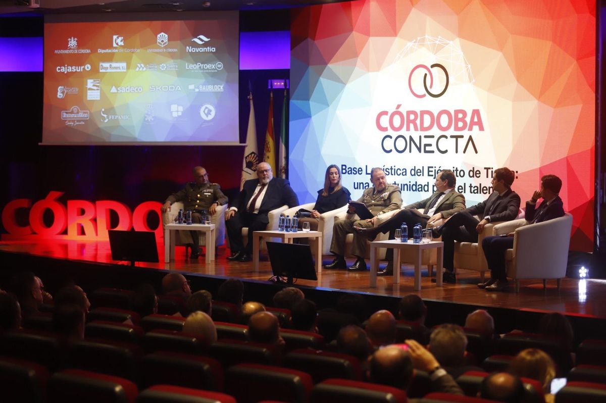 El coronel Gabriel Cercenado, Sebastián Ventura, Isabel García Lovera, el general Ruiz Alonso, Miguel Ángel Tamarit, Pablo Server y Carlos Martín, durante el diálogo.