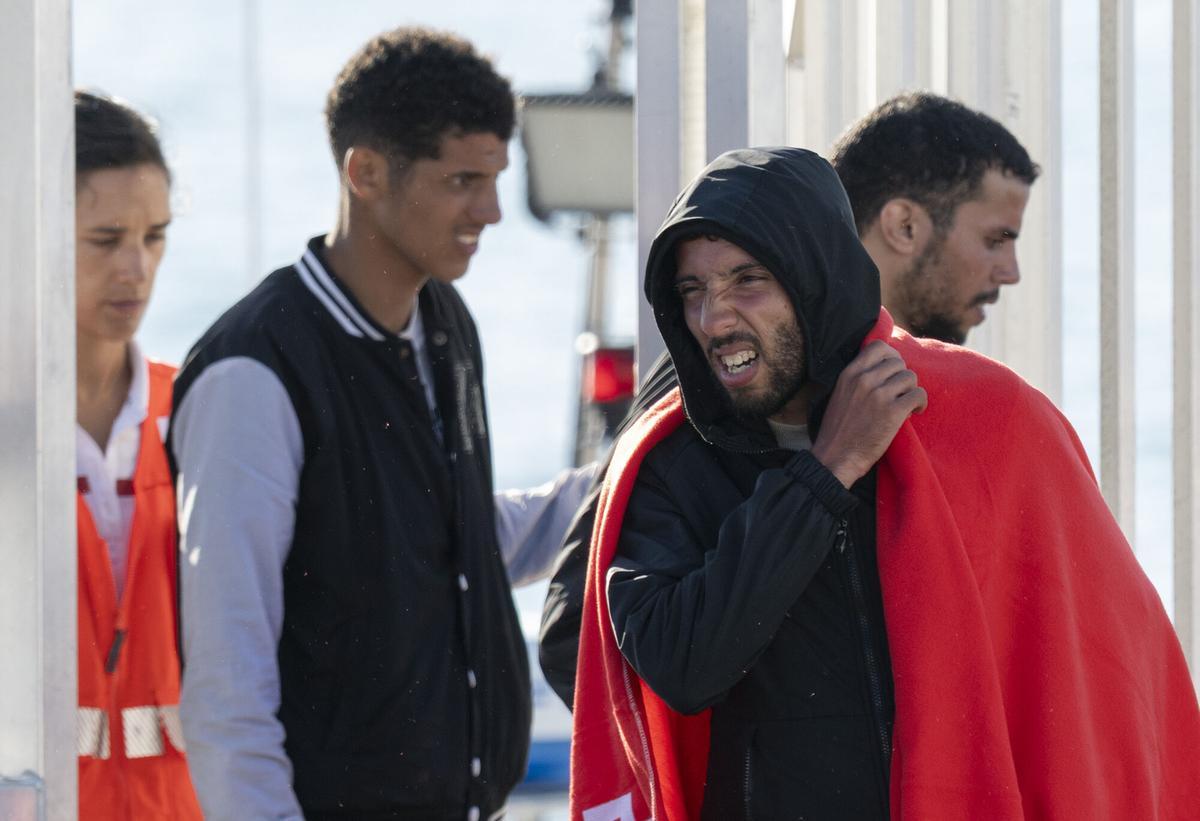 Salvamento Marítimo traslada a Arrecife, en Lanzarote, a los 37 migrantes de una neumática a la deriva (14/7/2026)