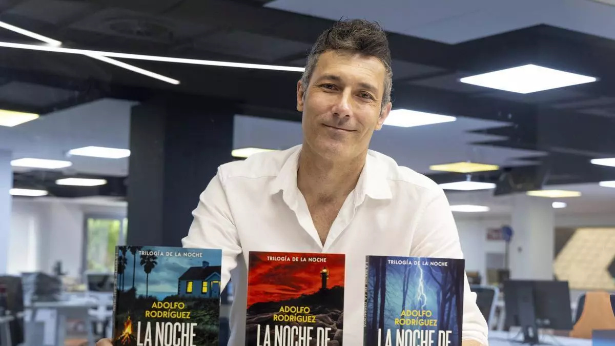 Grijalbo ficha al alicantino Adolfo Rodríguez y le publicará tres novelas de manera simultánea