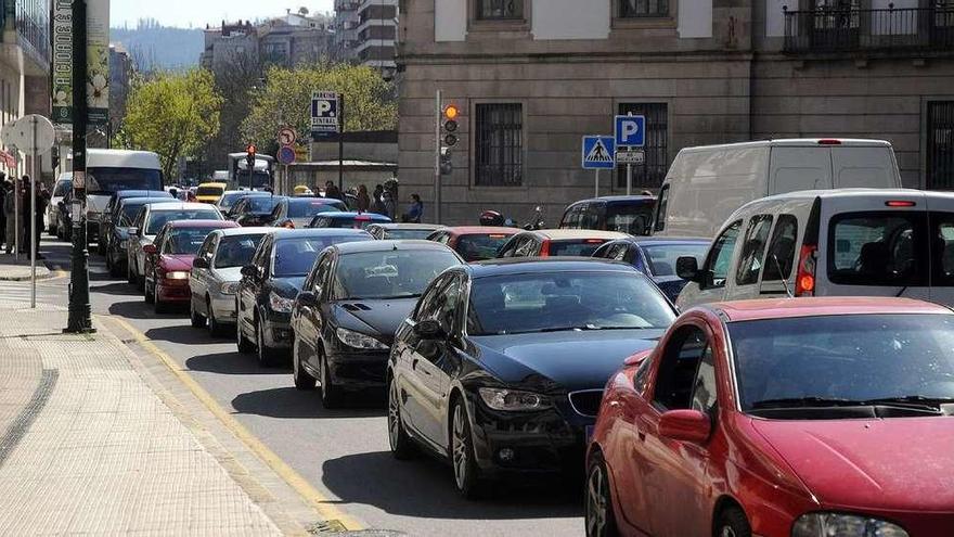 Tráfico en la avenida Reina Victoria. // Rafa Vázquez