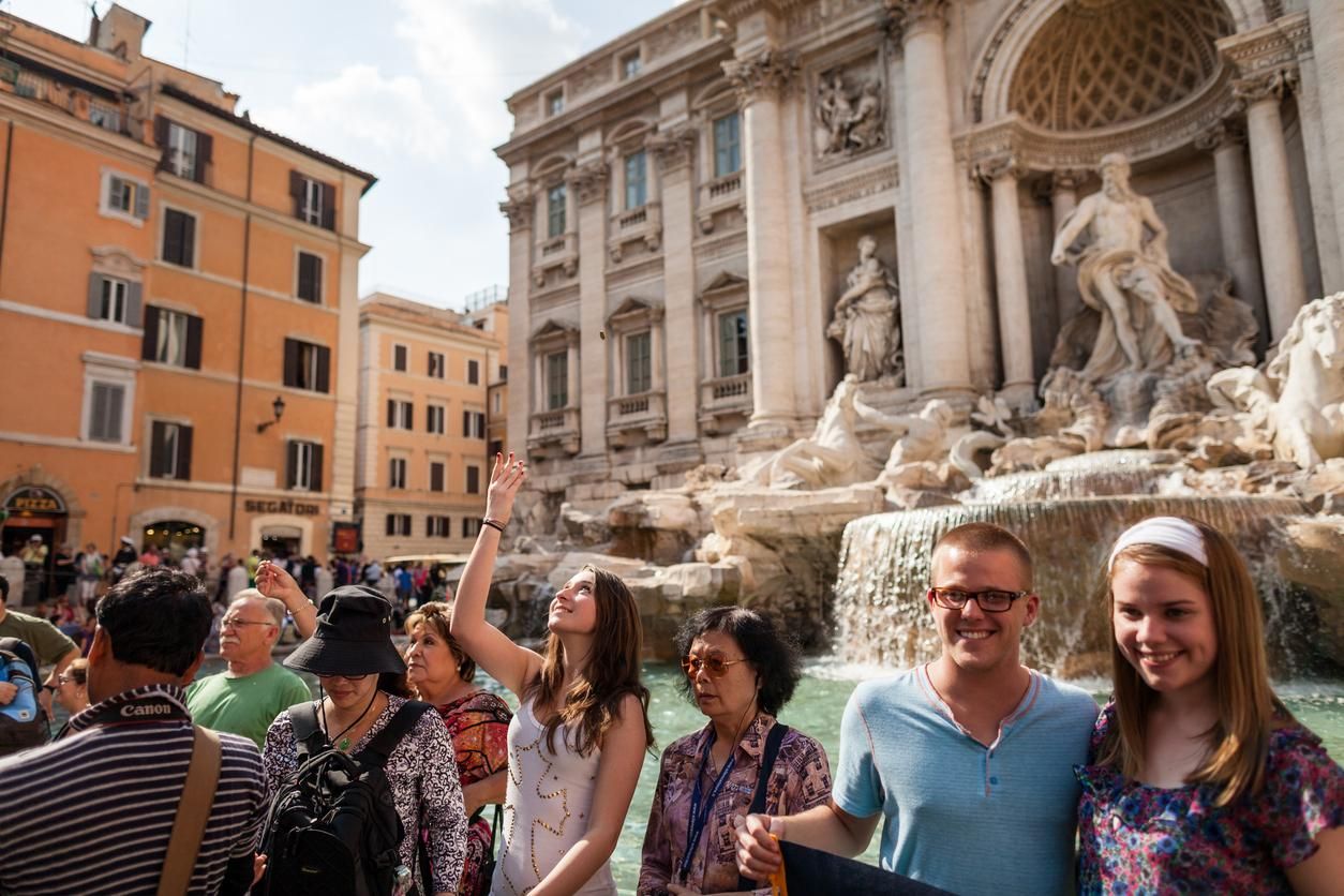 Lanzando una moneda a la Fontana di Trevi.