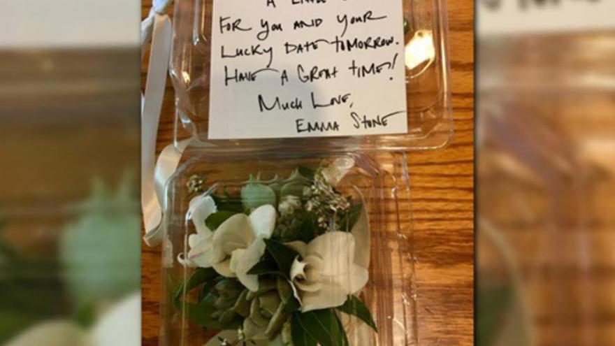 Emma Stone envía un regalo al joven que recreó &#039;La la land&#039; para pedirle una cita