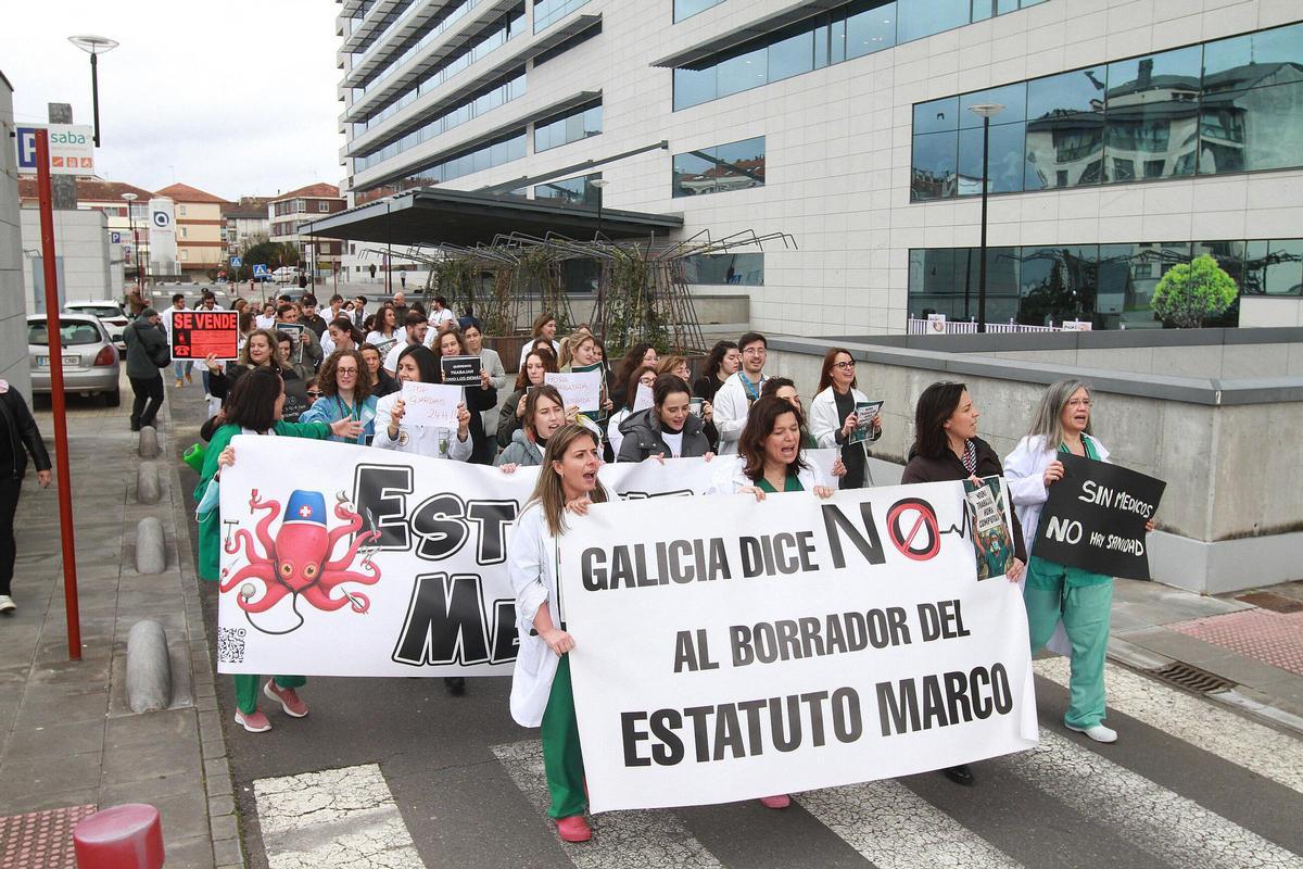 Concentración de este miércoles en el hospital de Ourense, en el marco de la huelga nacional de los médicos.