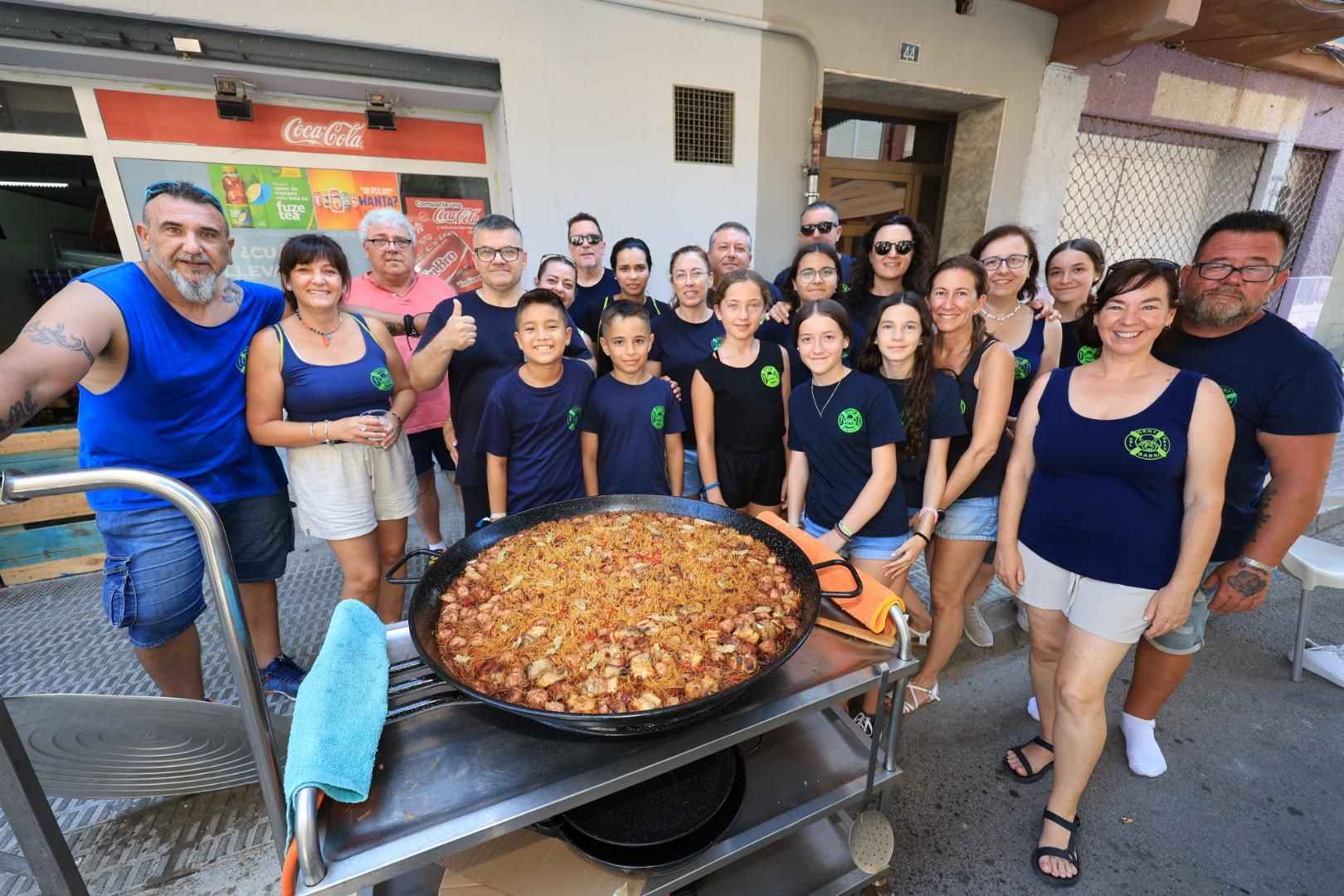 Las collas llenan de color las calles del Grau por Sant Pere