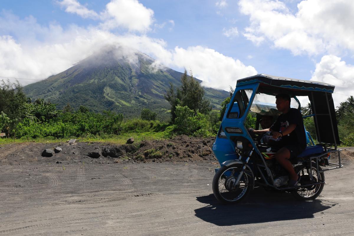 El volcán Mayón sigue activo en Filipinas