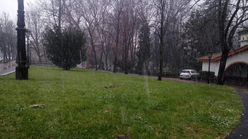 La nieve llega al centro de Oviedo