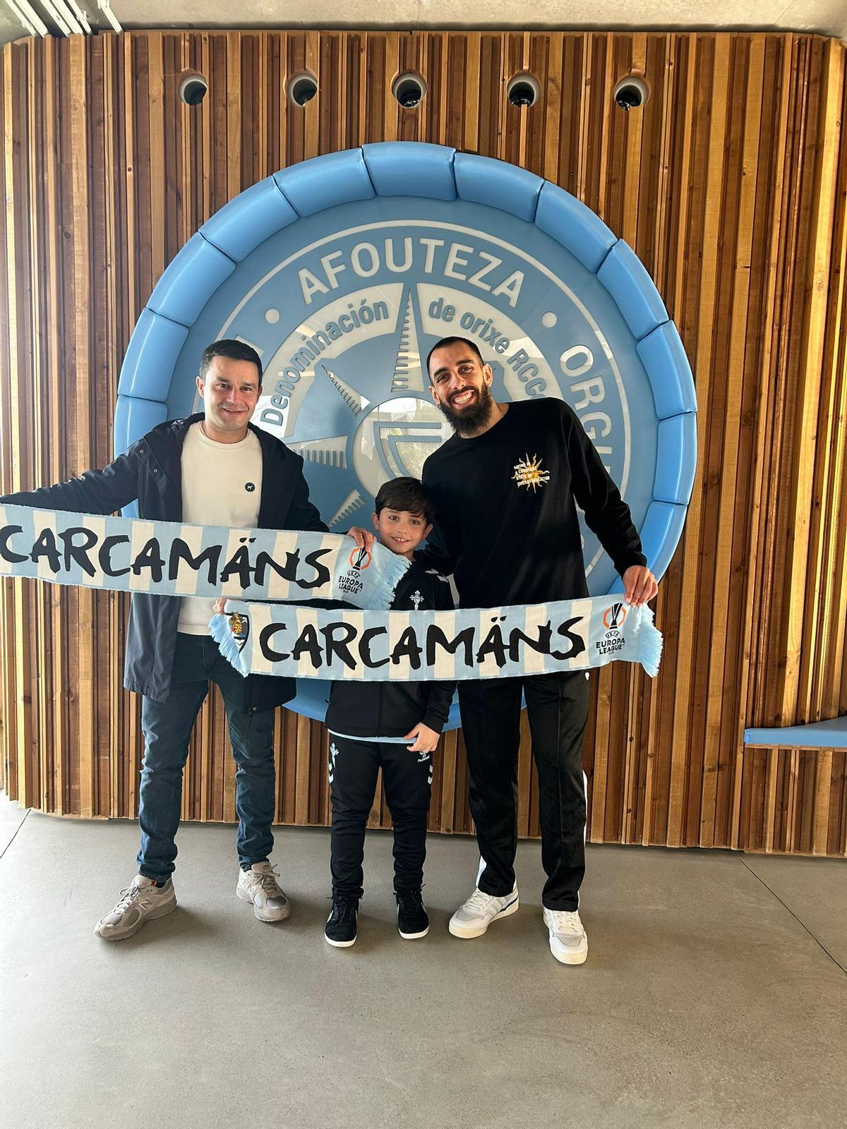 La peña Carcamáns también estuvo presente en el encuentro en forma de bufandas.