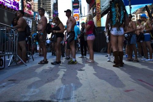 Cientos de neoyorquinos celebran el día de la ropa interior