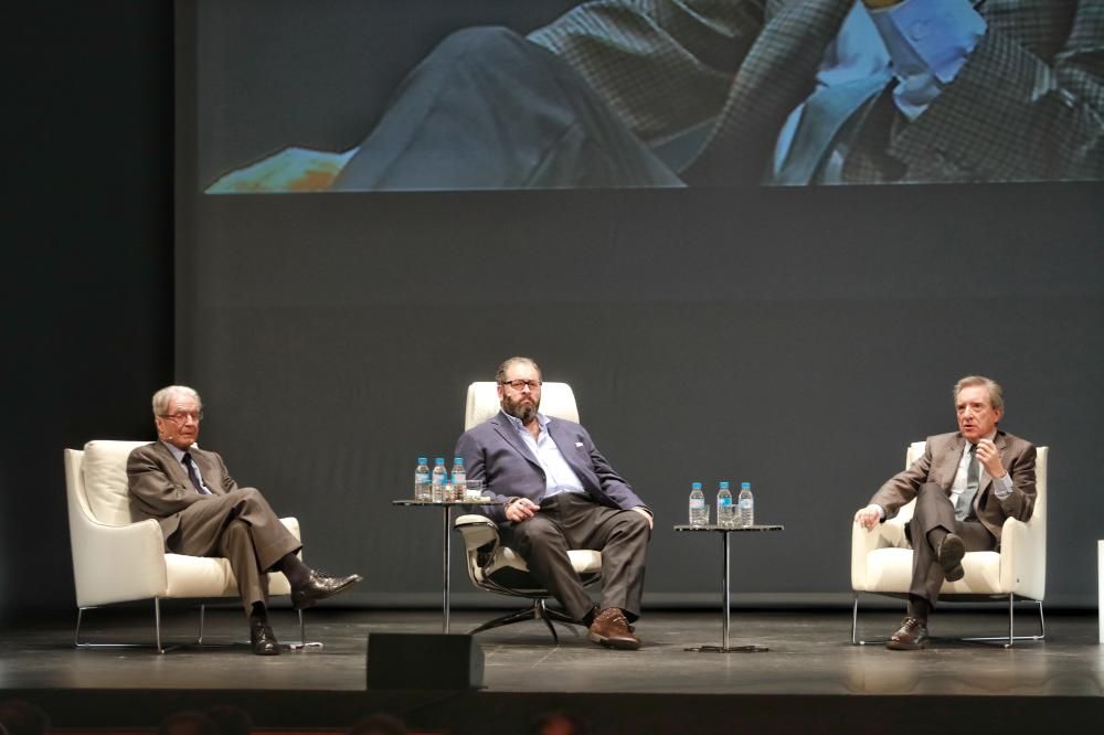 Lleno total en el Teatre Principal para escuchar a Gabilondo y Antonio Garrigues Walker