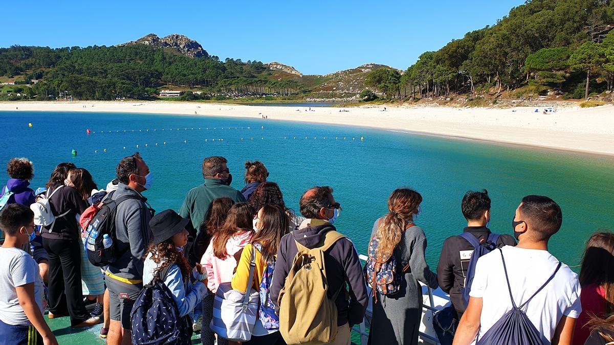 Un grupo de visitantes en uno de los barcos a Cíes durante el mes de octubre