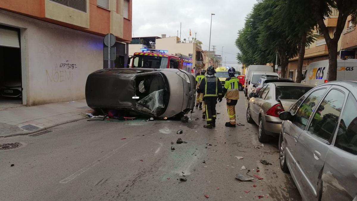 Bomberos en el lugar del accidente.