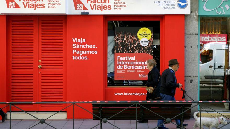 Fachada de la falsa agencia de viajes montada por el PP junto a la sede del PSOE, ayer.