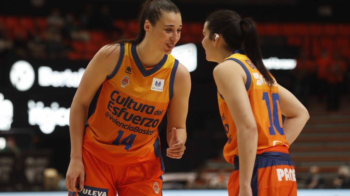 Raquel Carrera y Leti Romero, dos de las grandes protagonistas del choque ante el Kutxabank Araski