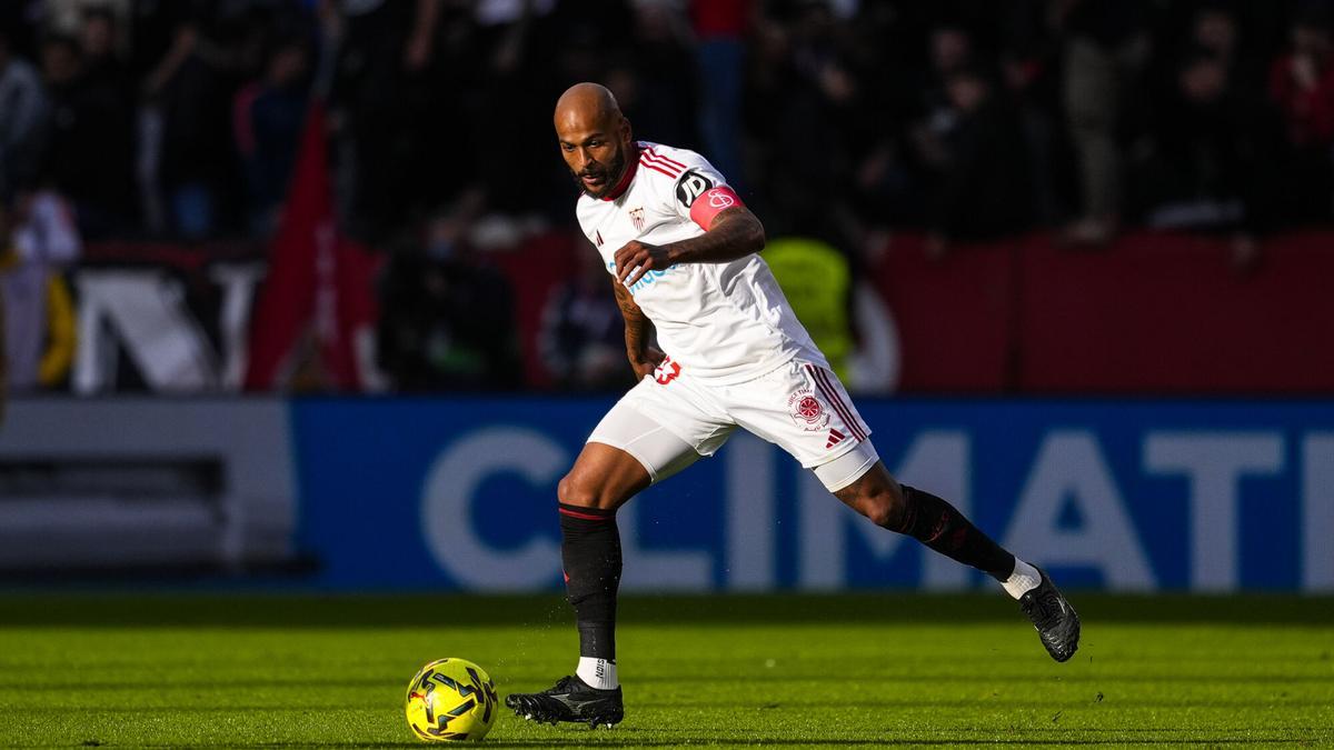 Marcao, del Sevilla FC, en acción durante el partido de LaLiga EA Sports, disputado entre el Sevilla FC y el Real Betis en el estadio Ramón Sánchez-Pizjuán.