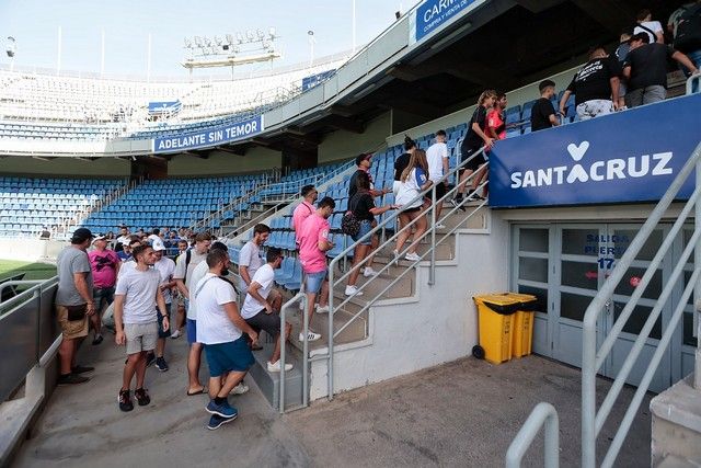 Aliento de la afición a la plantilla del CD Tenerife en el Heliodoro antes del partido ante el Girona
