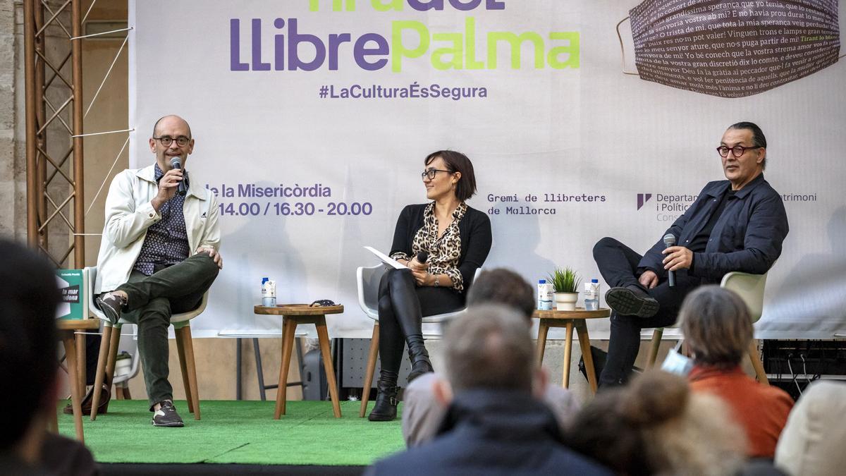 Sebastià Alzamora y Sebastià Perelló, en la última edición de la Fira del Llibre de Palma.