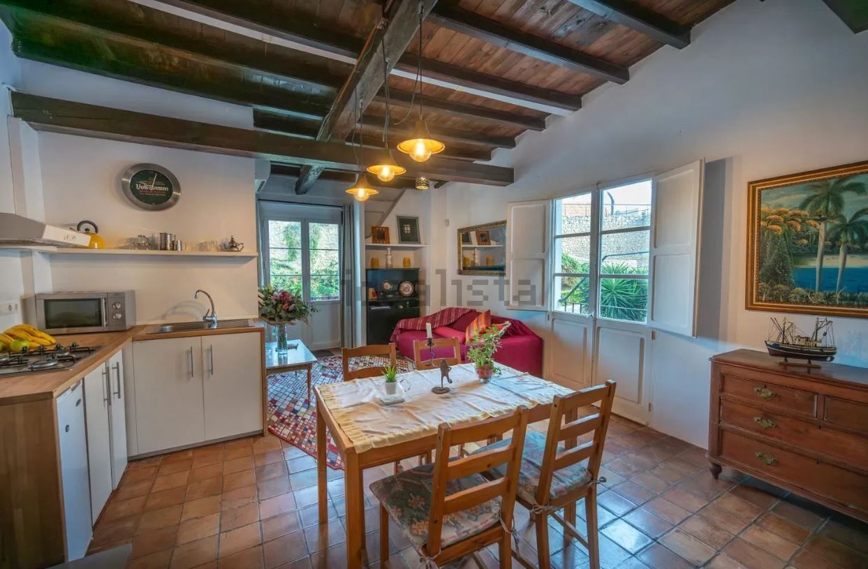 A la venta un edificio con dos apartamentos y negocio en Ibiza por 625.000 euros