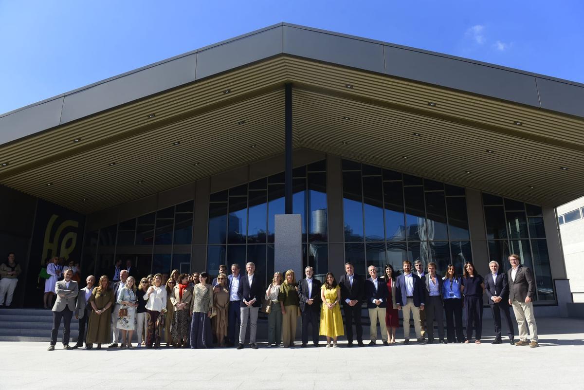 Integrandes de la familia Rivera, delante de la nueva sede corporativa.