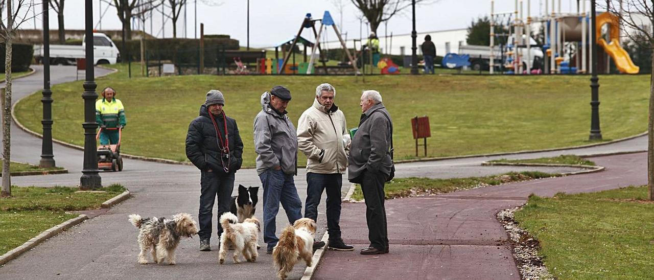 Vecinos en el carril bici de La Monxina, el único ejecutado en Oviedo.