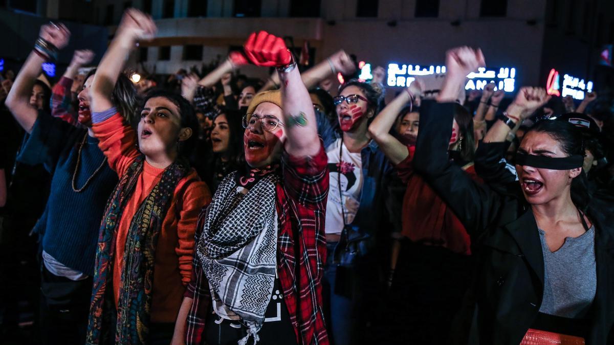 Lebanese women protest in Beirut Beirut (Lebanon), 07/12/2019.- Lebanese women shout slogans against the patriarchy as they perform a dance during a protest infront the governemnt palace in downtown Beirut, Lebanon, 07 December 2019. Lebanese women demand gender equality right to give Lebanese nationality to their children born from a foreign father and against rape and violence. (Protestas, Líbano) EFE/EPA/Lebanese women protest in Beirut Beirut (Lebanon), 07/12/2019.- Lebanese women shout slogans against the patriarchy as they perform a dance during a protest infront the governemnt palace in downtown Beirut, Lebanon, 07 December 2019. Lebanese women demand gender equality right to give Lebanese nationality to their children born from a foreign father and against rape and violence. (Protestas, Líbano) EFE/EPA/NABIL MOUNZER