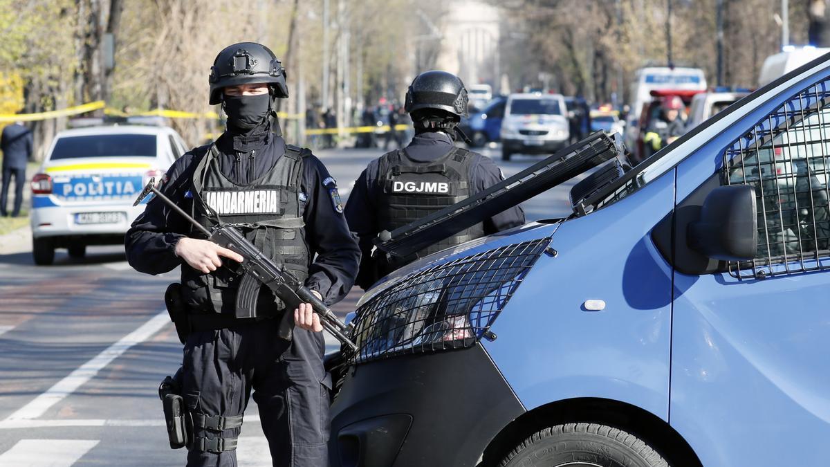 La policía antidisturbios asegura los alrededores de la embajada rusa después de que un coche embistiera la puerta de la embajada en Bucarest.