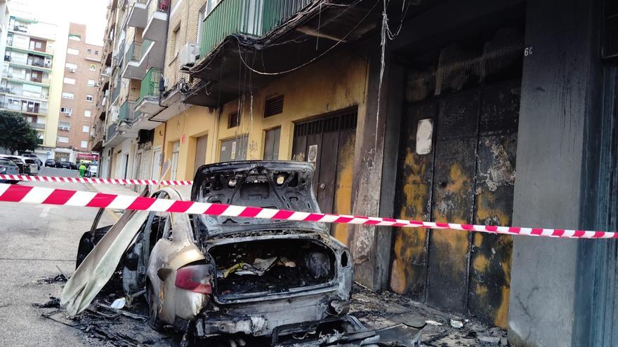 Sale ardiendo un vehículo en Badajoz