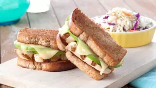 Esta es la mejor receta para la cena y en solo tres minutos: sándwich de pollo y aguacate