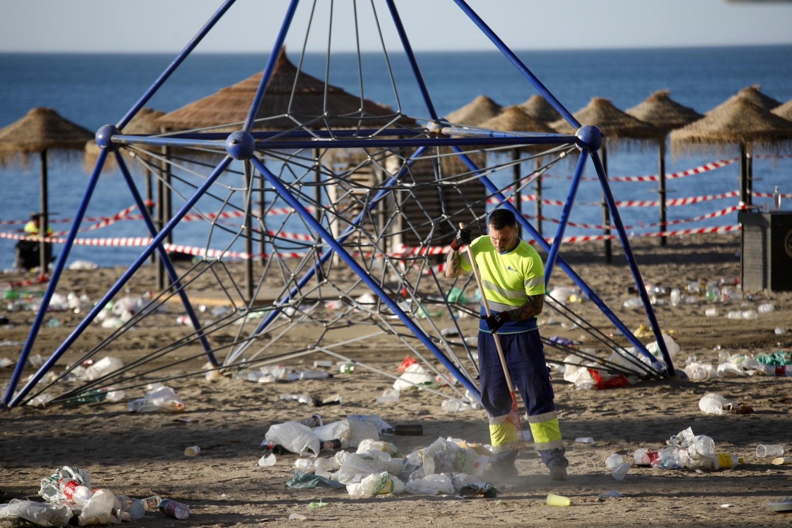 Limpieza en las playas de Málaga tras la noche de San Juan