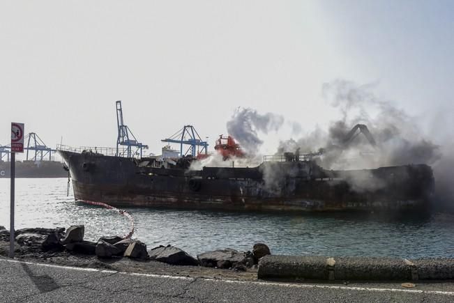 Incendio de un barco en el Muelle Reina Sofia