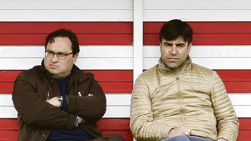 Javier Fernández y Nico Rodríguez siguen un entrenamiento del Sporting en un banquillo de Mareo.