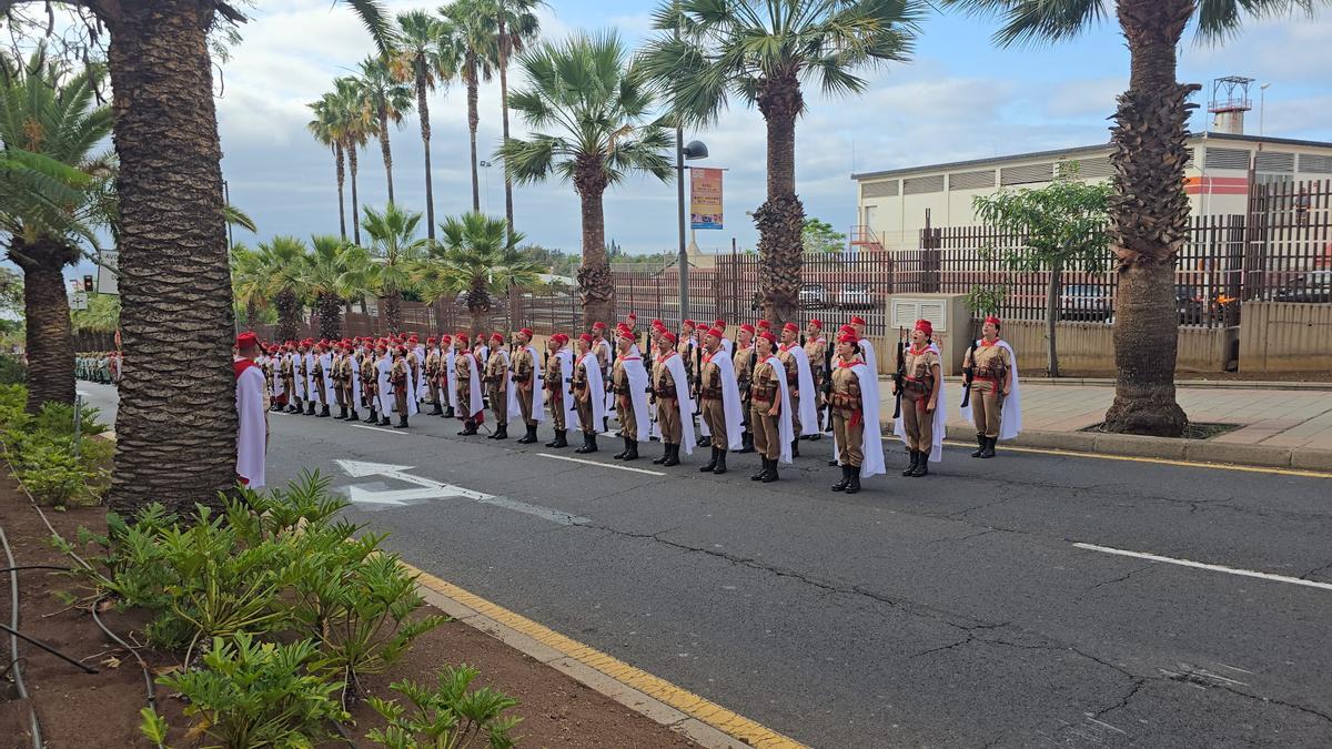 El Ejército de Tierra canta el Himno de Regulares en Santa Cruz de Tenerife por el Día de las Fuerzas Armadas