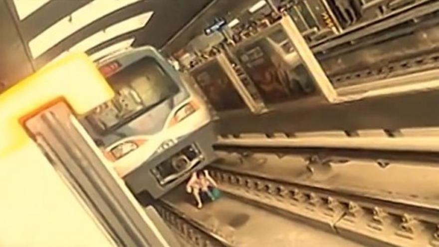Una mujer embarazada sobrevive tras caer a  las vías del tren