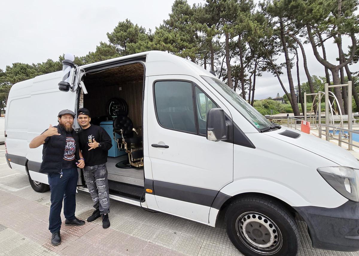 La única barbería móvil en Galicia, creada por Juan Carlos, junto a su furgoneta con su ayudante peluquero Kevin en Samil