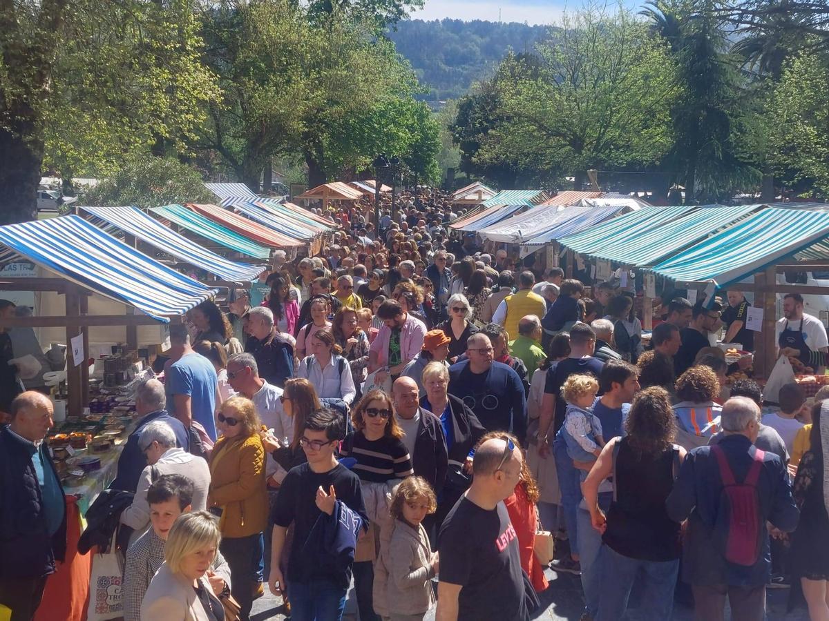 Ambiente en el mercado de la Primera Flor de Grado.
