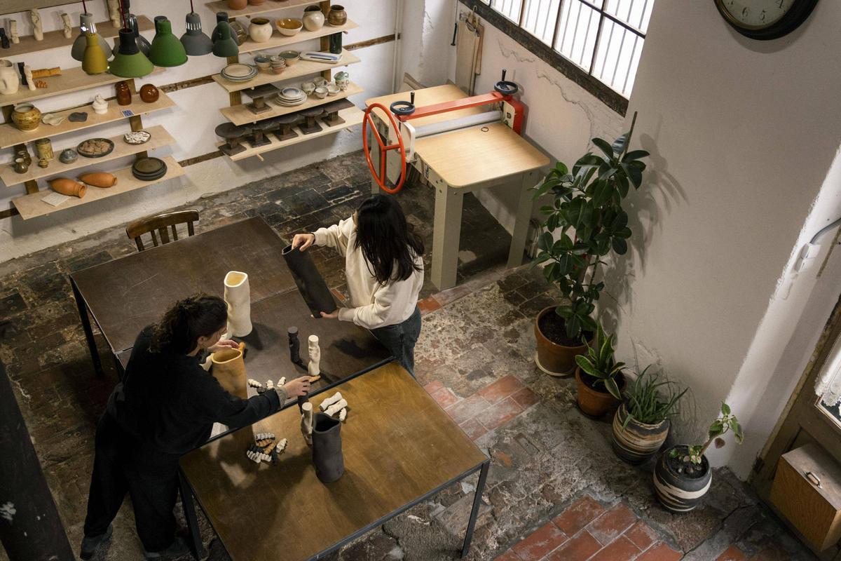 Les dues impulsores treballant a la taula del taller