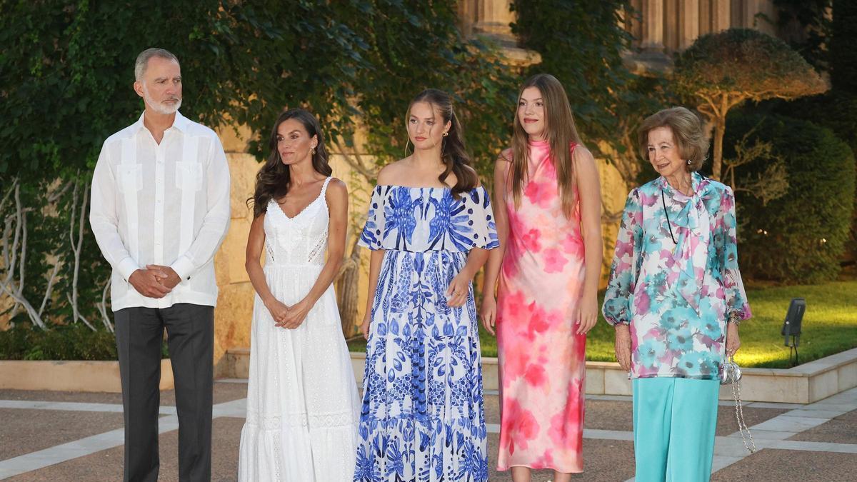 Los Reyes, doña Sofía, la princesa Leonor y la infanta Sofía, en la recepción del pasado año en Marivent.
